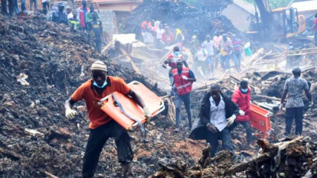 Aumentan a 21 los muertos por el deslizamiento de tierras en un vertedero de Uganda