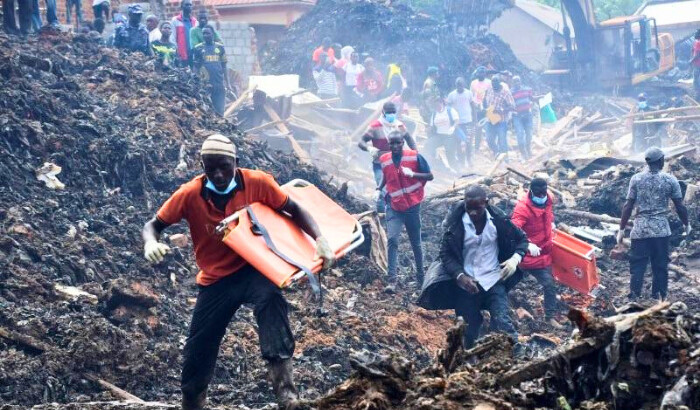 Los voluntarios llegan para buscar los cuerpos de los residentes muertos por un deslizamiento de tierra debido a las fuertes lluvias en un vertedero conocido como Kiteezi que sirve como vertedero de basura, en la aldea de Lusanja, en las afueras de Kampala, Uganda, el 10 de agosto de 2024. (Abubaker Lubowa/Reuters)
