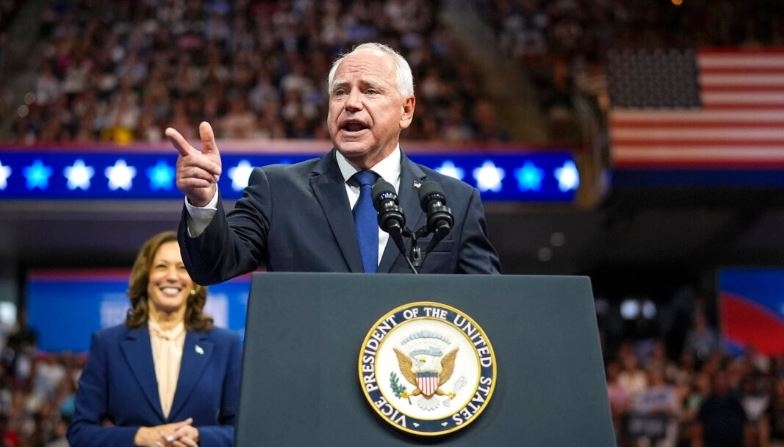 El candidato demócrata a la vicepresidencia, el gobernador de Minnesota Tim Walz, habla durante un acto de campaña con la candidata a la presidencia, la vicepresidenta Kamala Harris, en el Girard College de Filadelfia el 6 de agosto de 2024. (Andrew Harnik/Getty Images)