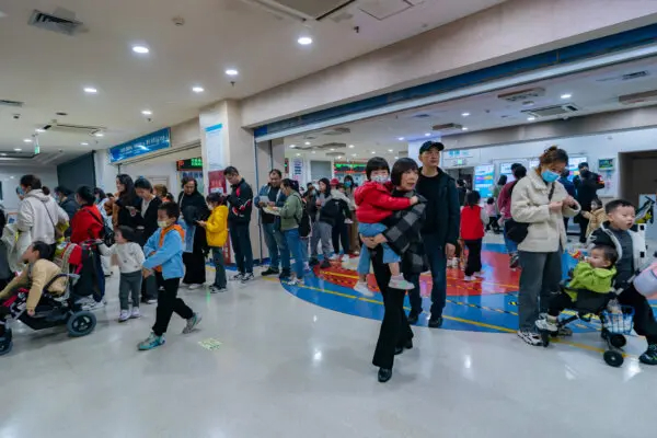 Padres con niños que padecen enfermedades respiratorias hacen fila en un hospital infantil de Chongqing, China, el 23 de noviembre de 2023. (CFOTO/Future Publishing vía Getty Images)