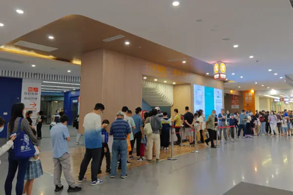 Pacientes hacen fila para un control previo de urgencias en el nuevo edificio pediátrico del Hospital Xinhua de Shanghai, China, la tarde del 25 de septiembre de 2023. La sala de consultas externas de urgencias y atención nocturna está abarrotada de niños y familiares que esperan recibir tratamiento. (CFOTO/Future Publishing vía Getty Images)