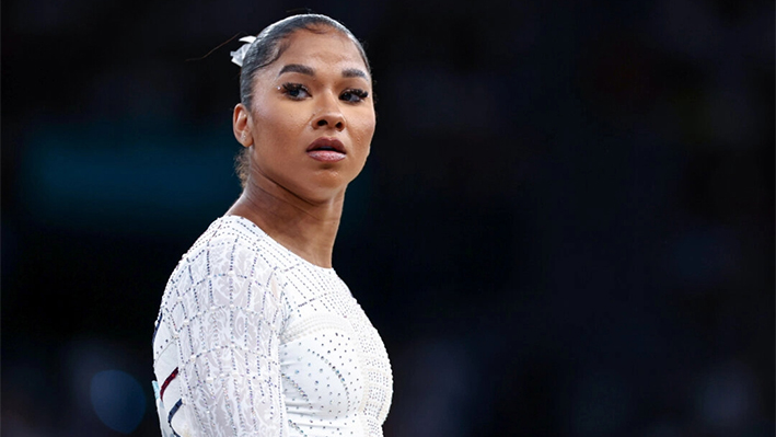 Jordan Chiles, del equipo de Estados Unidos, antes de competir en la final del ejercicio de suelo femenino de gimnasia artística en el décimo día de los Juegos Olímpicos de 2024 en el Bercy Arena de París, el 5 de agosto de 2024. (Naomi Baker/Getty Images)
