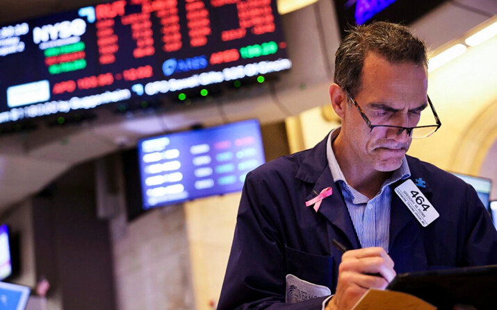 Comisionistas trabajan en la Bolsa de Valores de Nueva York, en Nueva York, el 2 de agosto de 2024. (Michael M. Santiago/Getty Images)