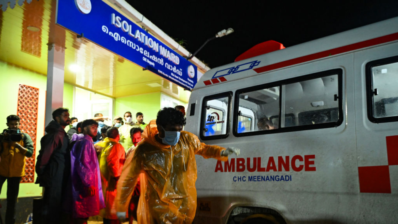 Un miembro del personal médico camina junto a una ambulancia en un centro de salud primaria en el distrito de Wayanad de Kerala (India) el 30 de julio de 2024. (Idrees Mohammed/AFP vía Getty Images)