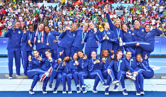 Las medallistas de oro del equipo de Estados Unidos posan para una foto después de la ceremonia de entrega de medallas de fútbol femenino durante los Juegos Olímpicos de París 2024 en el Parque de los Príncipes en París, Francia, el 10 de agosto de 2024. (Carl Recine/Getty Images)