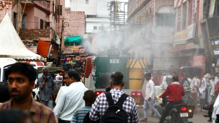 Un camión rociando agua avanza por una calle en una calurosa tarde de verano en Varanasi, el 24 de junio de 2024. (NIHARIKA KULKARNI/AFP vía Getty Images)