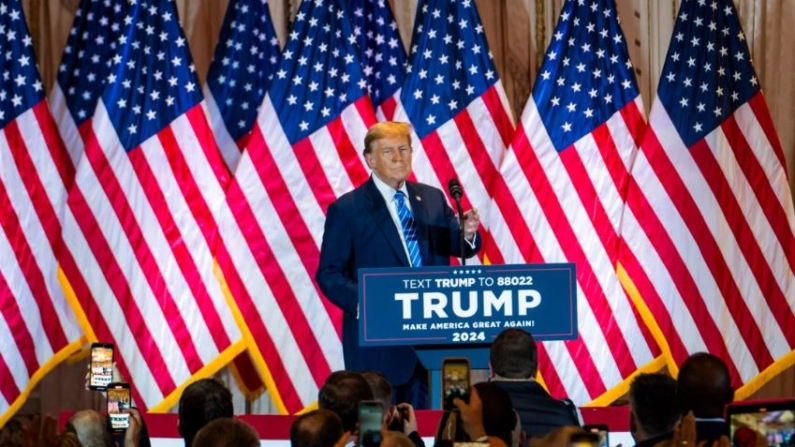 El candidato presidencial republicano y expresidente Donald J. Trump habla durante el Supermartes en el club Mar-a-Lago en Palm Beach, Florida, el 5 de marzo de 2024. (Madalina Vasiliu/The Epoch Times)