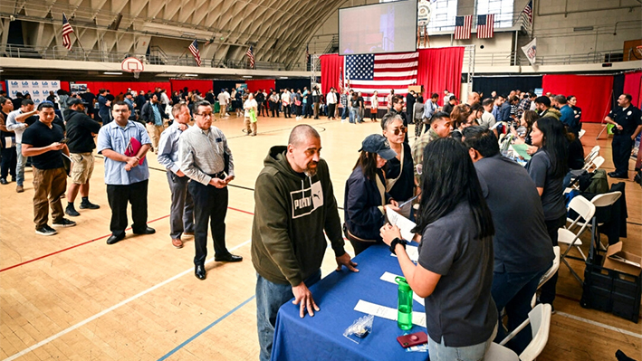 Un grupo de personas hace fila para hablar con posibles empleadores durante una feria de empleo en Los Ángeles, California, el 2 de noviembre de 2023. (Frederic J. Brown/AFP vía Getty Images)
