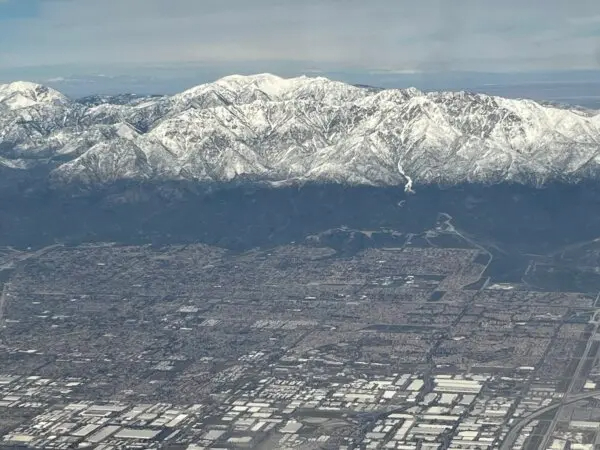 Las montañas de San Bernardino cubiertas de nieve se ven desde un avión en la aproximación al aeropuerto de Los Ángeles el 9 de marzo de 2023. (Eva Hambach/AFP vía Getty Images)