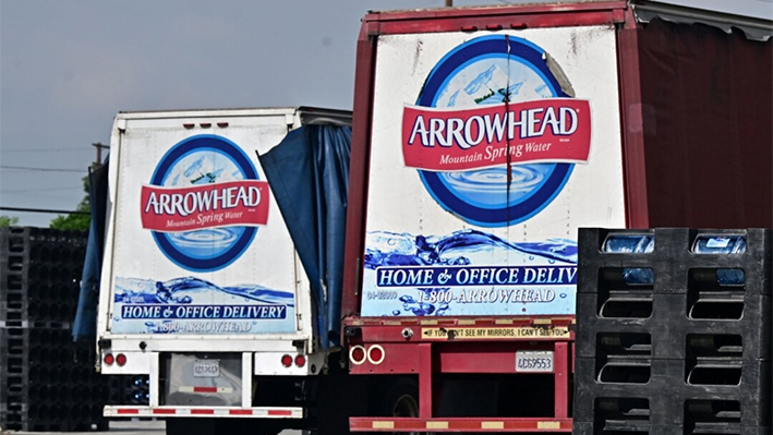 Un trabajador carga agua embotellada para su entrega en el centro Arrowhead Bottled Water Delivery de Los Ángeles el 20 de septiembre de 2023. (Frederic J. Brown/AFP vía Getty Images)