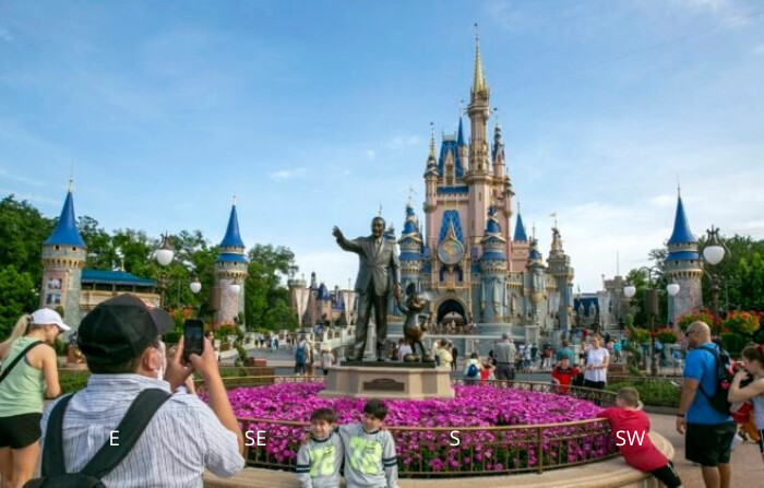 La gente visita el parque Magic Kingdom en Walt Disney World Resort en Lake Buena Vista, Florida, el 18 de abril de 2022. (Ted Shaffrey/Foto AP)