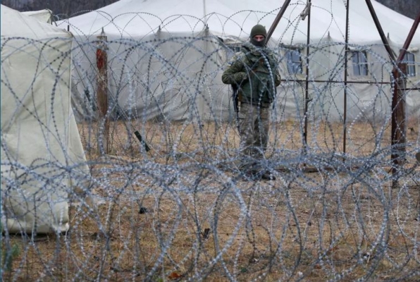 Un miembro del Servicio Estatal de Guardia de Fronteras de Ucrania cerca de las fronteras del país con Bielorrusia y Polonia en la región de Volyn, Ucrania, el 16 de noviembre de 2021. (Gleb Garanich/Reuters)