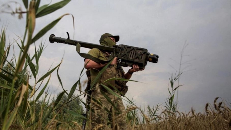 Un militar ucraniano sostiene un misil antiaéreo Stinger en una posición en la línea del frente en la región de Mykolaiv, Ucrania, el 11 de agosto de 2022. (Anna Kudriavtseva/Reuters)