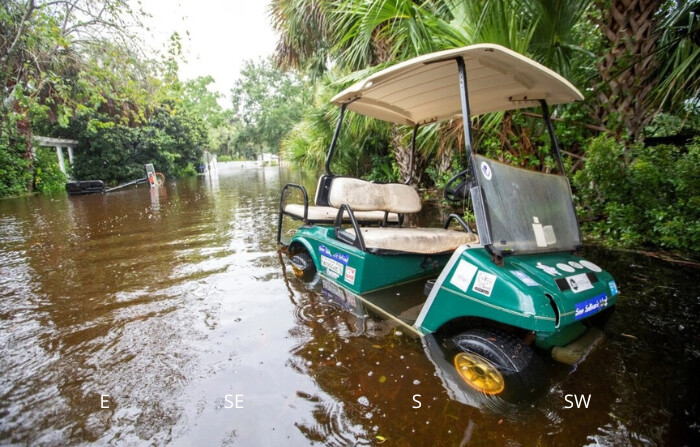 Un carrito de golf en las aguas de la avenida Atlantic mientras la tormenta tropical Debby se acerca a Sullivan's Island, Carolina del Sur, el 7 de agosto de 2024. (Mic Smith/AP)
