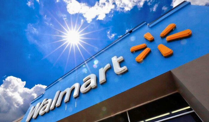 ARCHIVO - Un letrero de Walmart se exhibe sobre la entrada de una tienda, el 25 de junio de 2019, en Pittsburgh. Walmart dijo el martes 30 de abril de 2024 que está lanzando su marca de alimentos de marca de tienda más grande en 20 años en términos de su amplitud de artículos, ya que busca atraer a los clientes más jóvenes que no son leales a la marca y quieren alimentos inspirados en chefs que tengan un precio más asequible. (AP Foto/Gene J. Puskar, Archivo)