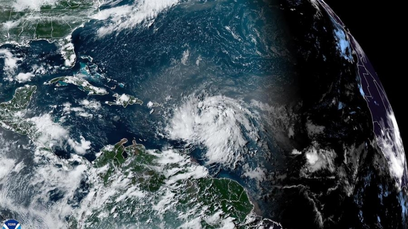 Fotografía satelital cedida este lunes 12 de agosto de 2024 por la Oficina Nacional de Administración Oceánica y Atmosférica (NOAA) a través del Centro Nacional de Huracanes (NHC) de EE.UU. donde se muestra la localización de la tormenta tropical Ernesto en el Atlántico. EFE/NOAA-NHC