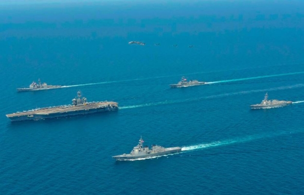 El USS Abraham Lincoln (I), y el JS Kongo (frente), navegan en formación durante un ejercicio bilateral entre Estados Unidos y Japón en el Mar de Japón el 12 de abril de 2022. (Fuerza de Autodefensa Marítima de Japón vía AP)