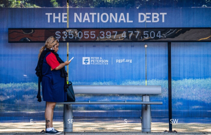 El reloj de la deuda nacional en una estación de autobuses de Washington, el 6 de agosto de 2024. (Madalina Vasiliu/The Epoch Times)
