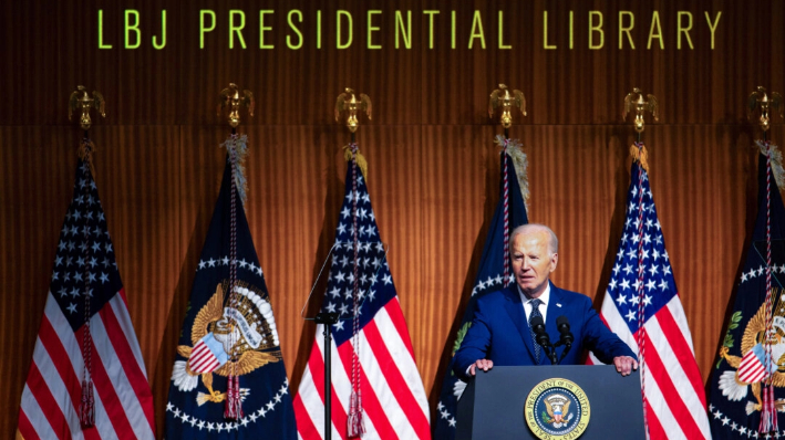 El presidente Joe Biden habla a los asistentes durante la conmemoración del 60 aniversario de la Ley de Derechos Civiles en la Biblioteca Presidencial Lyndon Baines Johnson en Austin, Texas, el 29 de julio de 2024. (Brandon Bell/Getty Images)