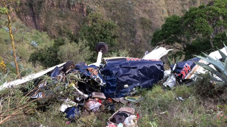 Imagen de los restos de una avioneta que se estrelló en una zona rural de Piedecuestas, departamento de Santander, Colombia, el 25 de diciembre de 2104. (STR/AFP vía Getty Images)