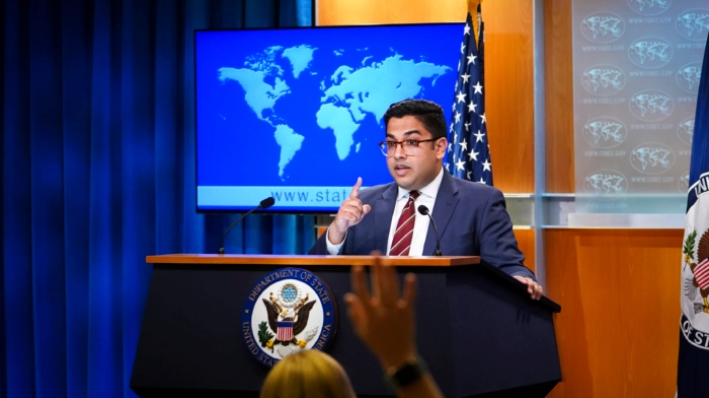 El portavoz del Departamento de Estado, Vedant Patel, habla con los periodistas durante una rueda de prensa en el Departamento de Estado en Washington el 27 de julio de 2023. (Madalina Vasiliu/The Epoch Times)