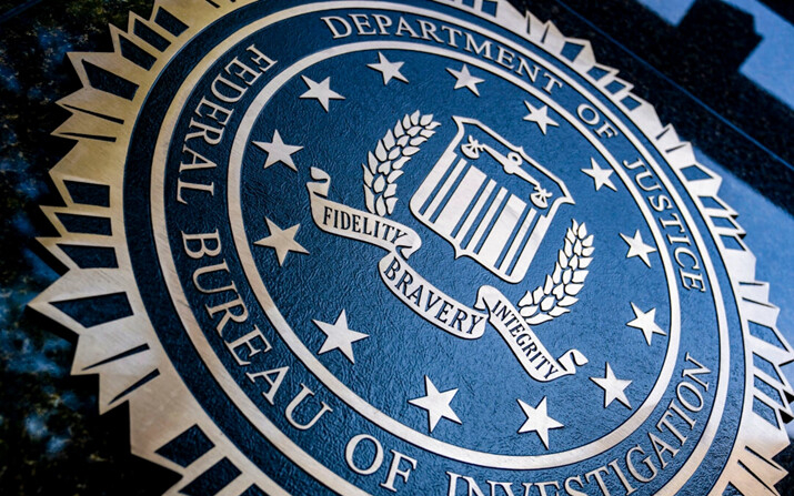 En el edificio J. Edgar Hoover del FBI en Washington, el 9 de agosto de 2022, aparece un sello con la inscripción "Departamento de Justicia Oficina Federal de Investigación". (Stefani Reynolds/AFP vía Getty Images)