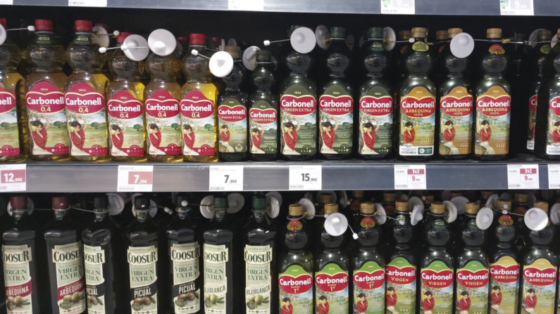 Imagen de archivo de botellas de aceite de oliva en un supermercado. EFE/ Fernando Alvarado