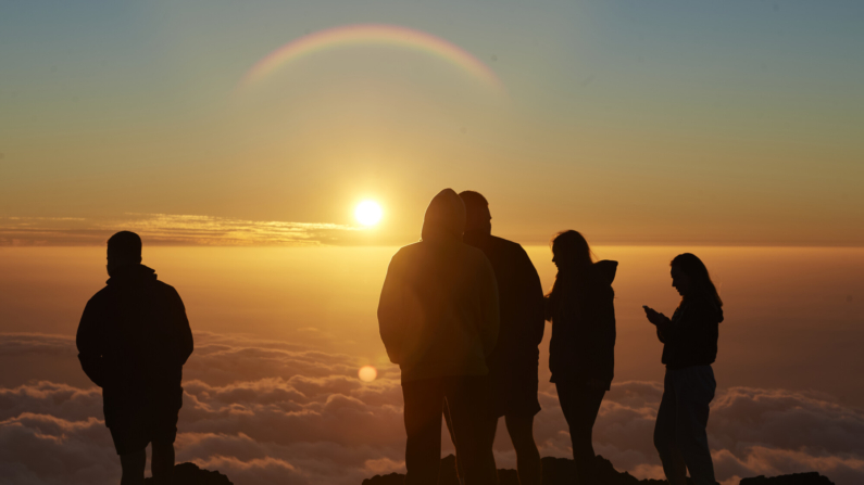 Un grupo de turistas disfruta de la puesta de sol en el observatorio astronómico del Roque de los Muchachos el 1 de abril de 2021 en La Palma, España. (Foto de Carlos Alvarez/Getty Images)