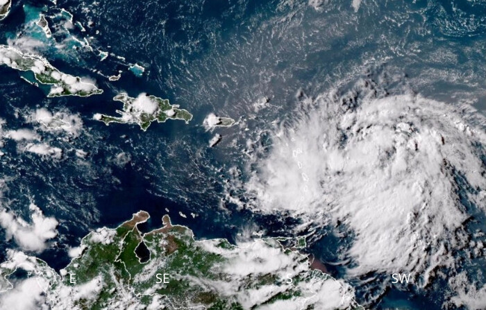 Una imagen de satélite muestra a la tormenta tropical Ernesto sobre el Océano Atlántico moviéndose al oeste-noroeste hacia las Antillas Menores a las 4:30 p.m. ET del 12 de agosto de 2024. (NOAA vía AP)