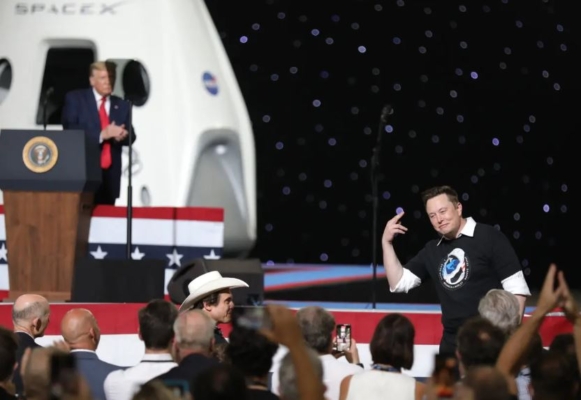 Then-President Donald Trump acknowledges Spacex founder Elon Musk (R) after the successful launch of the SpaceX Falcon 9 rocket with the manned Crew Dragon spacecraft at the Kennedy Space Center in Cape Canaveral, Florida, on May 30, 2020. (Joe Raedle/Getty Images)