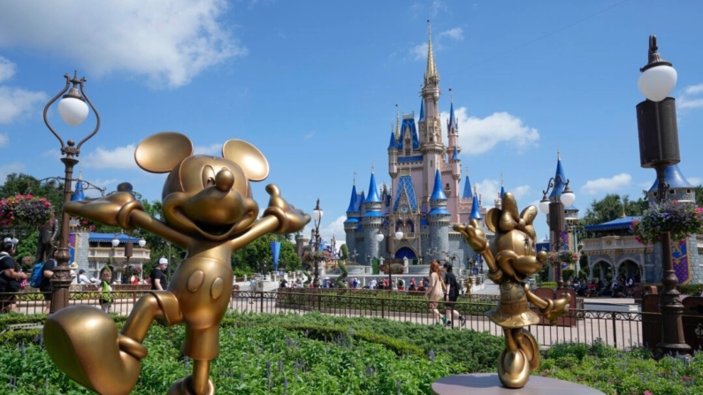 El Castillo de Cenicienta se ve en el Reino Mágico de Walt Disney World en Lake Buena Vista, Florida, el 14 de julio de 2023. (AP Photo/John Raoux, Archivo)