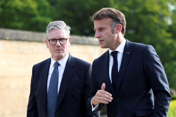 El presidente de Francia, Emmanuel Macron, habla con el primer ministro de Gran Bretaña, Keir Starmer, durante la reunión de la Comunidad Política Europea en el Palacio de Blenheim en Woodstock, Inglaterra, el 18 de julio de 2024. (Hollie Adams - Pool/Getty Images)