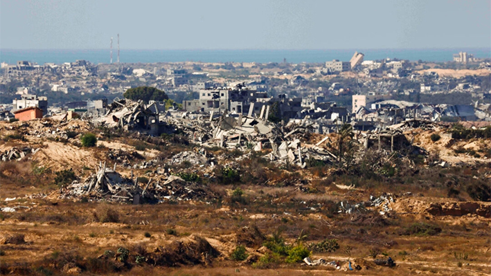 Vista de edificios destruidos en Gaza, en medio del actual conflicto entre Israel y el grupo islamista palestino Hamás, vista desde el sur de Israel el 1 de agosto de 2024. (Amir Cohen/Reuters)
