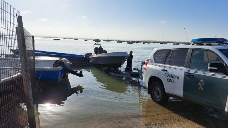 La Guardia Civil ha intervenido este martes en San Fernando (Cádiz) ocho embarcaciones relacionadas con el apoyo logístico a las de alta velocidad, conocidas como narcolanchas, que estaban fondeadas "irregularmente" en el puerto deportivo de Gallineras de esta localidad. EFE/Guardia Civil