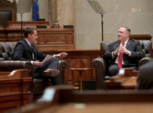 El secretario de Estado Mike Pompeo (derecha) escucha una pregunta del presidente del Senado de Wisconsin Roger Roth (R-Appleton) durante una sesión de preguntas y respuestas con legisladores republicanos estatales en la cámara del Senado del Capitolio del Estado de Wisconsin en Madison, Wisconsin, el 23 de septiembre de 2020. (John Hart/Wisconsin State Journal vía AP)