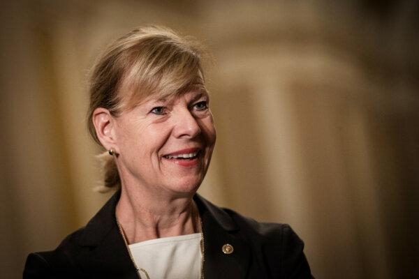 La senadora demócrata Tammy Baldwin en el Capitolio de Washington el 29 de noviembre de 2022. (Drew Angerer/Getty Images)