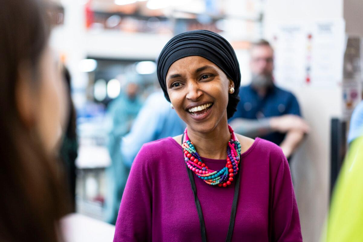 La representante Ilhan Omar (D-Minn.) saluda a sus simpatizantes en la Convención de Nominación del Partido Demócrata Laborista del Distrito 5 del Congreso de Minnesota en Minneapolis, Minnesota, el 11 de mayo de 2024. (Madalina Vasiliu/The Epoch Times)