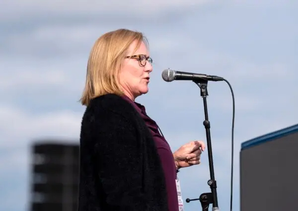 La entonces candidata Michelle Fischbach hace campaña en Bemidji, Minnesota, el 18 de septiembre de 2020. (Stephen Maturen/Getty Images)