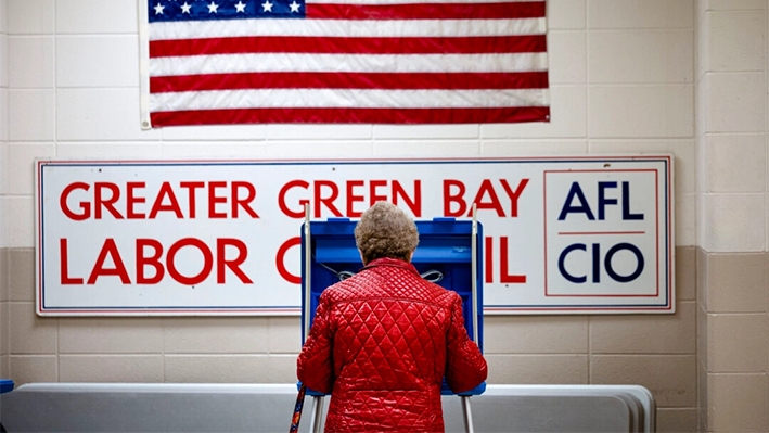 Un residente deposita su voto en las elecciones primarias del estado en un colegio electoral de Green Bay, Wisconsin, el 2 de abril de 2024. (Scott Olson/Getty Images)
