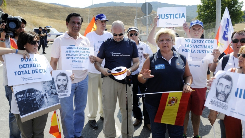 Miembros de la Asociación de Víctimas del Terrorismo (AVT) se concentran el 8 de septiembre de 2012 a la entrada de la prisión de Zaballa, donde están encarcelados algunos miembros del grupo armado separatista vasco ETA, tras participar en una marcha de 7 kilómetros para exigir justicia para las víctimas del terrorismo. (Foto: RAFA RIVAS/AFP/GettyImages)