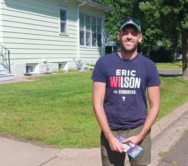 Eric Wilson, profesional de las tecnologías de la información y aspirante demócrata en el Tercer Distrito, hace campaña en Chippewa Falls, Wisconsin, el 11 de agosto de 2024, antes de las primarias de su estado del 13 de agosto. (Nathan Worcester/The Epoch Times)