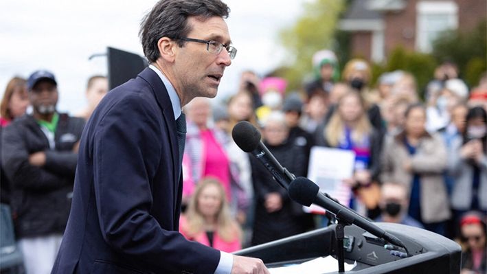 El fiscal general del estado de Washington, Robert Ferguson, en una imagen de archivo. (Jason Redmond/AFP vía Getty Images)