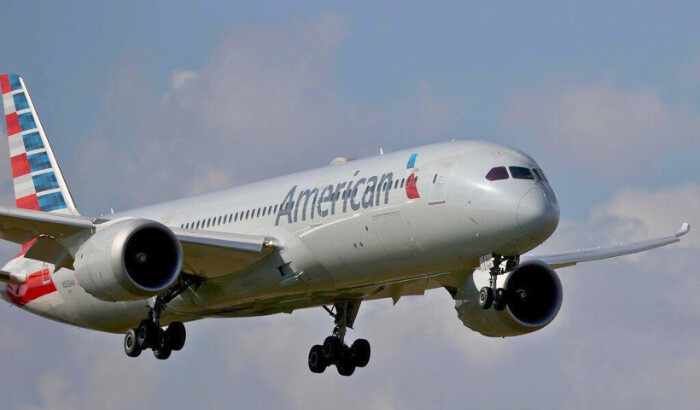 Un Boeing 787-9 Dreamliner de American Airlines se acerca para aterrizar en el Aeropuerto Internacional de Miami el 10 de diciembre de 2021. (Joe Raedle/Getty Images)