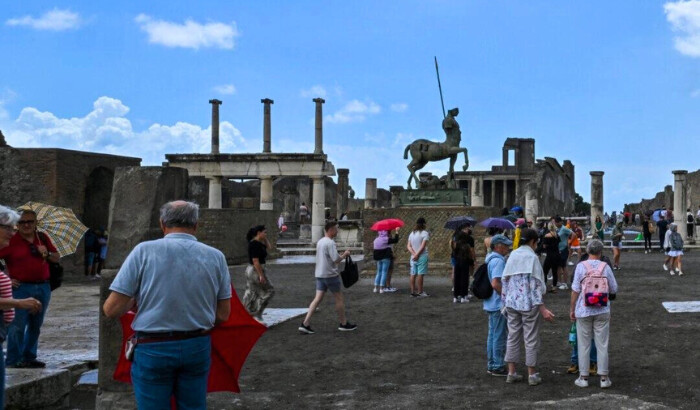 Los visitantes recorren el Parque Arqueológico de Pompeya, cerca de Nápoles, en el sur de Italia, el 9 de junio de 2022. (Andreas Solaro/AFP vía Getty Images)