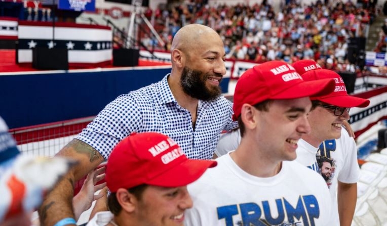 El candidato republicano al Senado Royce White (C) posa para una foto antes de un mitin con el expresidente Donald Trump y el candidato a la vicepresidencia Sen. JD Vance (R-Ohio) en el Herb Brooks National Hockey Center en St Cloud, Minnesota, el 27 de julio de 2024. (Stephen Maturen/Getty Images)