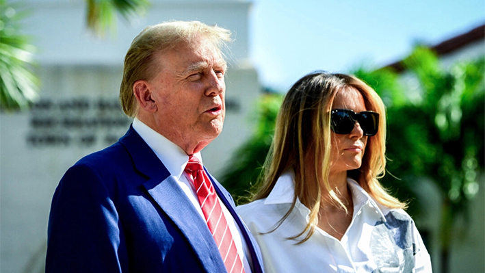 El expresidente y candidato presidencial republicano Donald Trump (i) y la exprimera dama Melania Trump llegan a votar en las elecciones primarias de Florida en un colegio electoral en el Morton and Barbara Mandel Recreation Center en Palm Beach, Florida, el 19 de marzo de 2024. (Giorgio Viera/AFP vía Getty Images)
