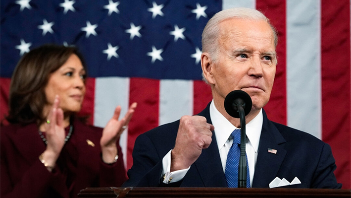 El presidente Joe Biden pronuncia el discurso sobre el Estado de la Unión mientras la vicepresidenta Kamala Harris aplaude, en el Capitolio de EE.UU. el 7 de febrero de 2023. (Jacquelyn Martin/AFP vía Getty Images)
