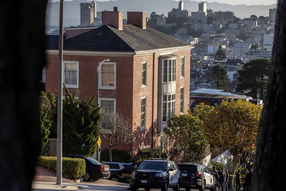 Vista general de la casa de la presidenta de la Cámara de Representantes de Estados Unidos, Nancy Pelosi, donde su marido Paul Pelosi fue asaltado violentamente tras un allanamiento en su casa, según un comunicado de su oficina, en San Francisco, California, el 28 de octubre de 2022. (Carlos Barria/Reuters)