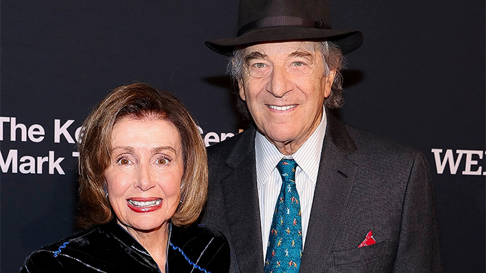 Nancy Pelosi y Paul Pelosi asisten al 24º Premio Anual Mark Twain al Humor Americano en el Kennedy Center el 19 de marzo de 2023 en Washington, DC. (Foto de Paul Morigi/Getty Images)
