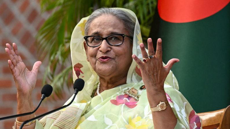 La ex primera ministra de Bangladesh, Sheikh Hasina, gesticula mientras habla con los medios de comunicación, un día después de ganar las XII elecciones parlamentarias, en Dhaka, el 8 de enero de 2024. (Indranil Mukherjee/AFP vía Getty Images)